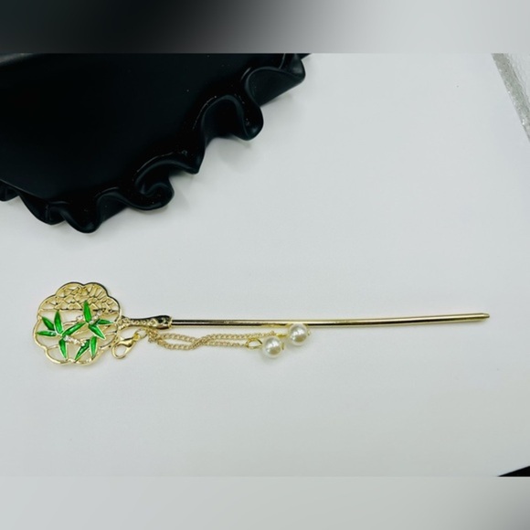 Elegant Gold Hairpin with Green Leaf Design - Picture 1 of 4